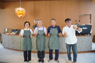 文心森林公園飄起麵包香、咖啡香！建設局長化身一日咖啡師 邀市民走進公園享美食