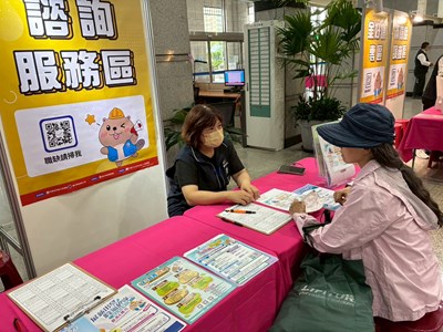 諮詢區協助民眾了解就業獎助金