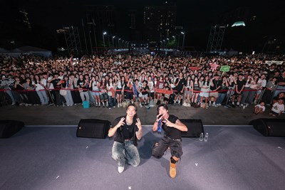 賽後音樂派對吸引大批樂迷齊聚市府廣場，體能競技與潮流音樂交織，延續賽事熱情