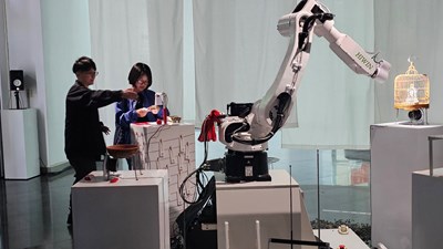 機械手臂與日常物件共鳴，打造沉聽覺互動體驗