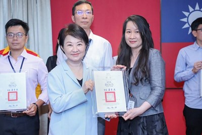 盧市長頒發本府115年度模範公務人員，獲獎者有近半數為優秀的女性同仁(圖為客委會張妗如組長)。