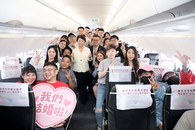 盧市長於空中證婚儀式與新人們合影留念