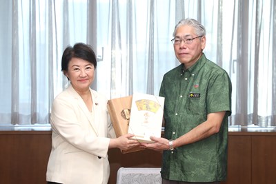 盧市長特別致贈台中知名鳳梨酥與頂級梨山茶予宮城縣副知事，藉由茶香與餅甜的絕妙搭配，展現台中作為「糕餅之鄉」深厚的茶點文化與城市魅力。