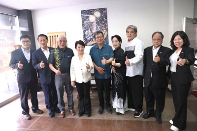 盧市長及市府團隊與沖繩僑領合影：琉球臺灣商工協會洪柏青會長(右5)、日本國會參議院前參議員比嘉奈津美醫師(右4)、琉球華僑總會新垣昌人副會長(右３)、日本慶隆商事蔡文慶董事長(左3)