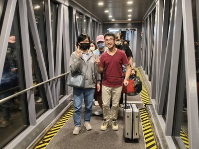 薔琵颱風影響沖繩返台航班，中市府緊急協調機位、專車接駁，助58對聯合婚禮新人順利返家