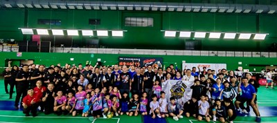 11國羽球好手齊聚臺中，與貴賓開心合影。
