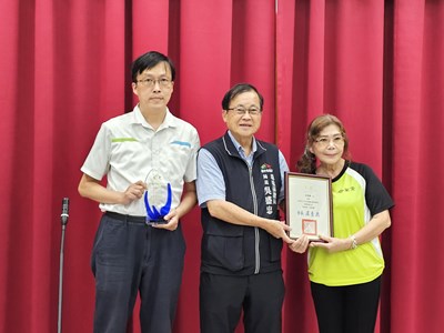 環保局長吳盛忠頒獎表揚中捷水安宮站公廁管理單位及清潔人員。