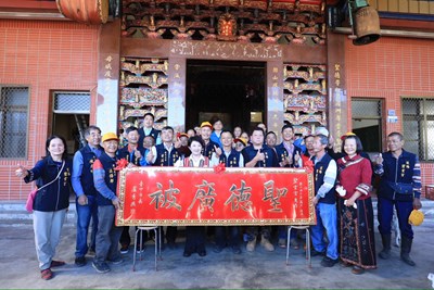 盧市長今(29)日來到佳陽部落重要信仰中心碧雲宮參拜祈福，並致贈「聖德廣被」匾額，感謝天上聖母過去八年庇佑市政順利、地方平安