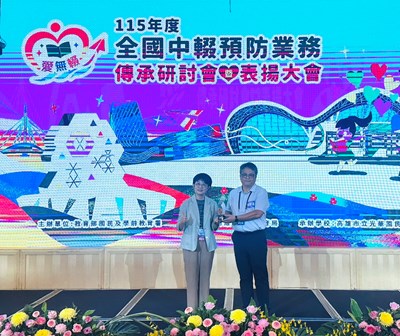 臺中市榮獲績優縣市（由教育局蔡亭孟專門委員代表領獎）