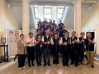 陳局長與各位貴賓在州廳中央階梯合影留念