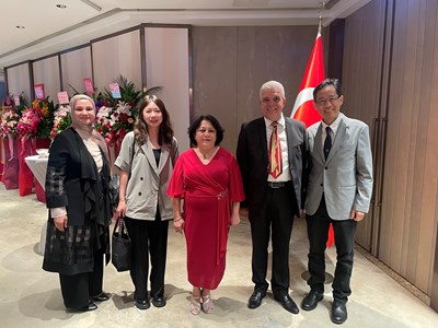 駐台北土耳其貿易辦事處柯睿代表夫婦（右二、三）及經發局張峯源局長（右一）