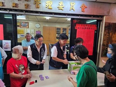 台中物調券第二波今（30）日熱鬧登場，首日各市場湧現排隊人潮，兌換情況熱絡。