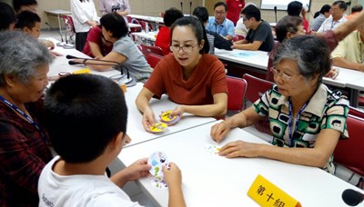 桌遊活動熱鬧展開 老幼攜手拼過關