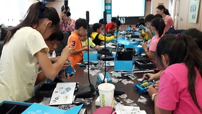 創客教育向下紮根 中市辦mBot機器人國小體驗營隊