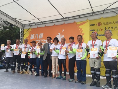 不老騎士完成1,250公里環島圓夢 林副市長頒證肯定長輩追夢
