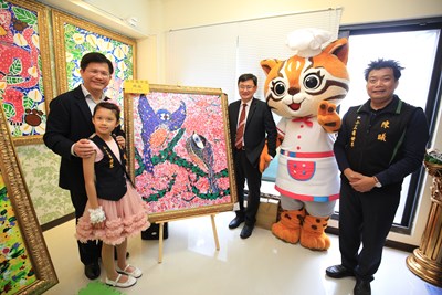 小小市民陳曦作畫彩繪花博吉祥物贈市府 林市長盼藉花博帶動美感覺醒