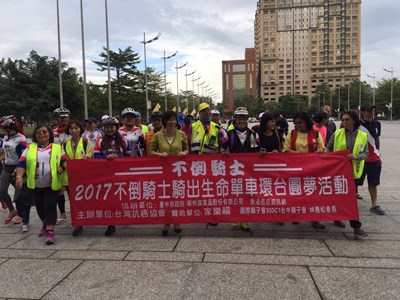 不倒騎士抵達台中 林副市長肯定騎士正向精神與毅力