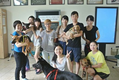 狗狗畢業了 中市飼主犬隻行為訓練課程圓滿結束