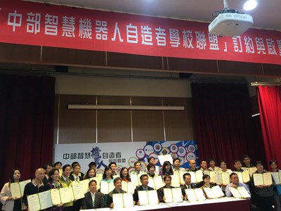 中市推動多元教育 近40校共組聯盟深耕機器人教育