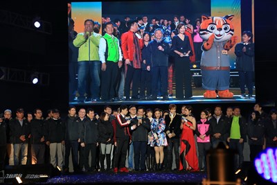 台中跨年晚會雪花燈光秀 林市長與民眾倒數迎新年