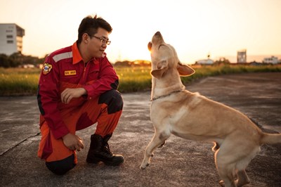 台中搜救犬學成歸來 消防局徵求義消領犬員