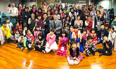 公孫故事會溫馨登場    20組祖孫用母語說故事