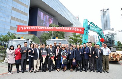 東海扶輪社梁博仁贈資收車及挖土機 強化中市環境維護量能