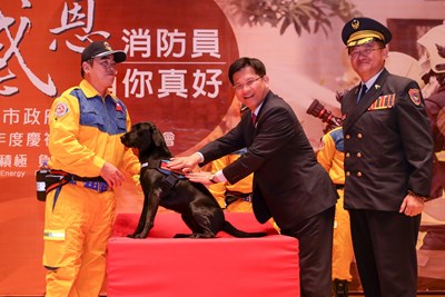 慶祝119消防節 林市長親為台中搜救犬授階