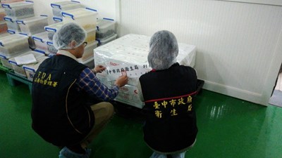 中市查獲糖果工廠使用逾期配料 問題產品全面下架回收