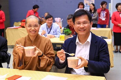 惠中寺分送市府員工臘八粥 林市長盼帶來能量為民提供更好服務