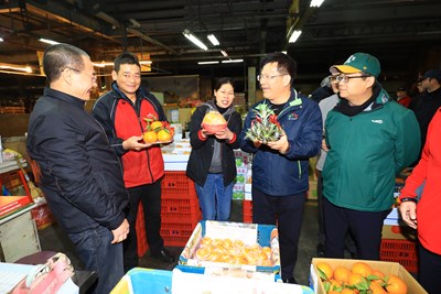 林市長春節前視察中市魚市果市 供應量足價格合理