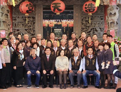 年初三蔡總統與林市長為民祈福 發送紅包大受歡迎