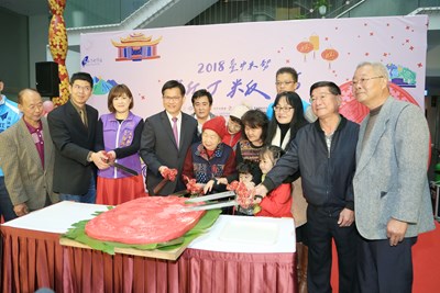 林市長切下120公斤新丁粄,為活動宣告開砲
