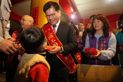 林市長發小紅包,排隊領取紅包的民眾大排長龍