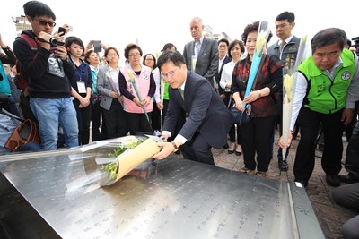 林市長獻上百合花,向228受難者及家屬致意。