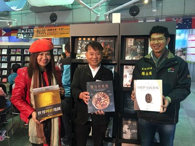 民政局長周永鴻與益品書屋創辦人戴勝益共同為「餐飲，翻轉孩子的未來巡迴書展」宣傳