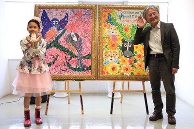 陳曦贈送「花博幻想曲1」及「動物狂想曲1」等兩幅畫作給市府,由文化局長王志誠代表受贈