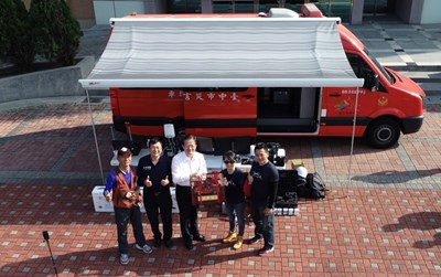 全球空拍機龍頭DJI捐中市5部空拍機,現場實際測試空拍即拍攝。