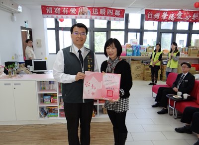 社會局副局長陳仲良致贈感謝狀給民間單位