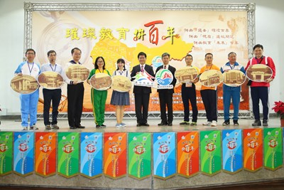 林市長與教育局彭局長及9校校長共同拼出環狀的大台中教育地圖