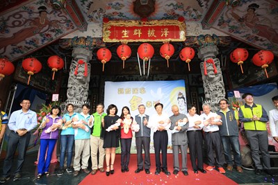 寶林寺今日舉辦「總統匾額揭匾儀式暨求子托育補助金」記者會,由張副市長等人共同揭匾。
