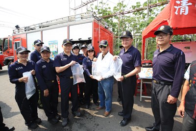 林副市長率隊視察公墓,盼透過消防局分發小水袋等多樣預防措施,減少火災發生機會。