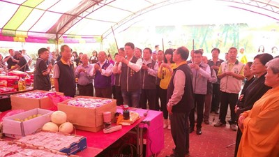 民政局長周永鴻在生命禮儀管理處長劉振村陪同下到神岡區納骨堂(陟岵堂和崇本堂)及萬善祠主持清明法會的開香儀式。