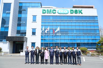 合影,右七為市長林佳龍,右六為友嘉DMC韓國廠董事長裵振基