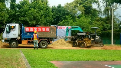 土石流造成道路中斷及土石崩塌,工程搶修組人員進行現場搶修