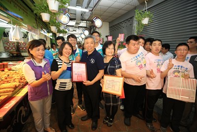 丸東愛心日連9年母親節前舉行 市長夫人贈感謝狀表揚善舉