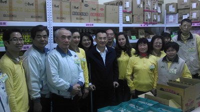 食物銀行發放日,徐副市長偕夫人歡喜做志工