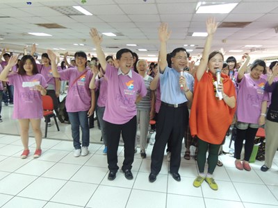 青年志工關懷服務 蔡副市長陪同爺爺奶奶跳舞