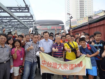 藍線BRT試乘首發車上路 民間交通社團搶體驗頭香