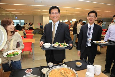 林市長員工餐廳吃自助餐 市府同仁驚喜